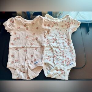 ❤️NWOT Infant Gerber Peaches & Cream Baby Onesie Bodysuits, 3-6 Months, 2 pack